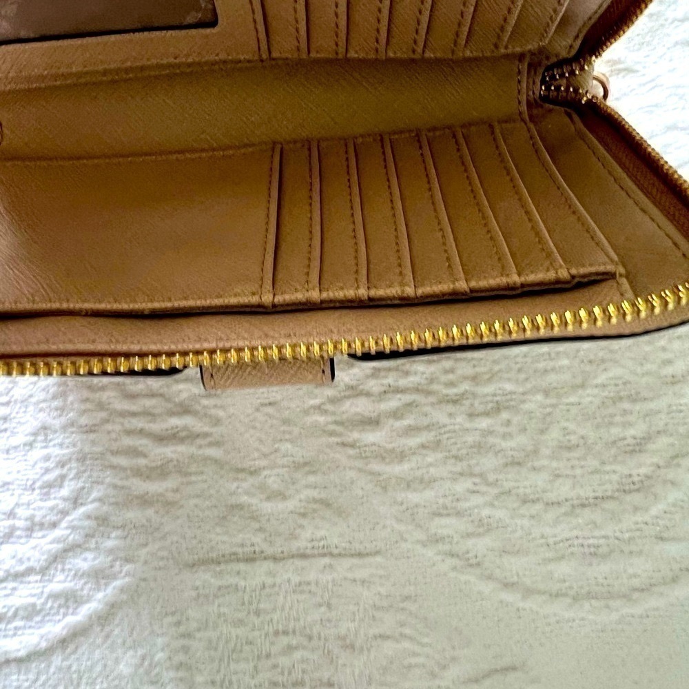 Michael Kors: NEW Women zip around wristlet, phone holder, cards and ID slots. - Picture 7 of 11